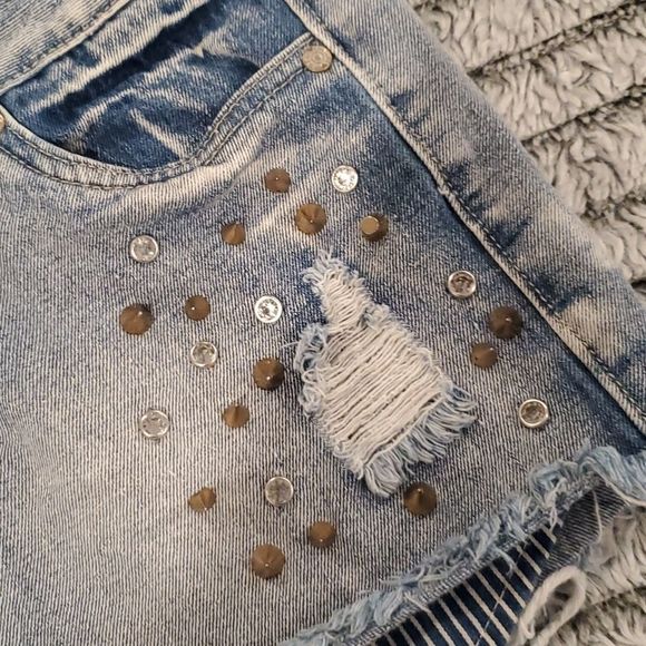 Free Culture studded jean shorts size 13 - Picture 9 of 10